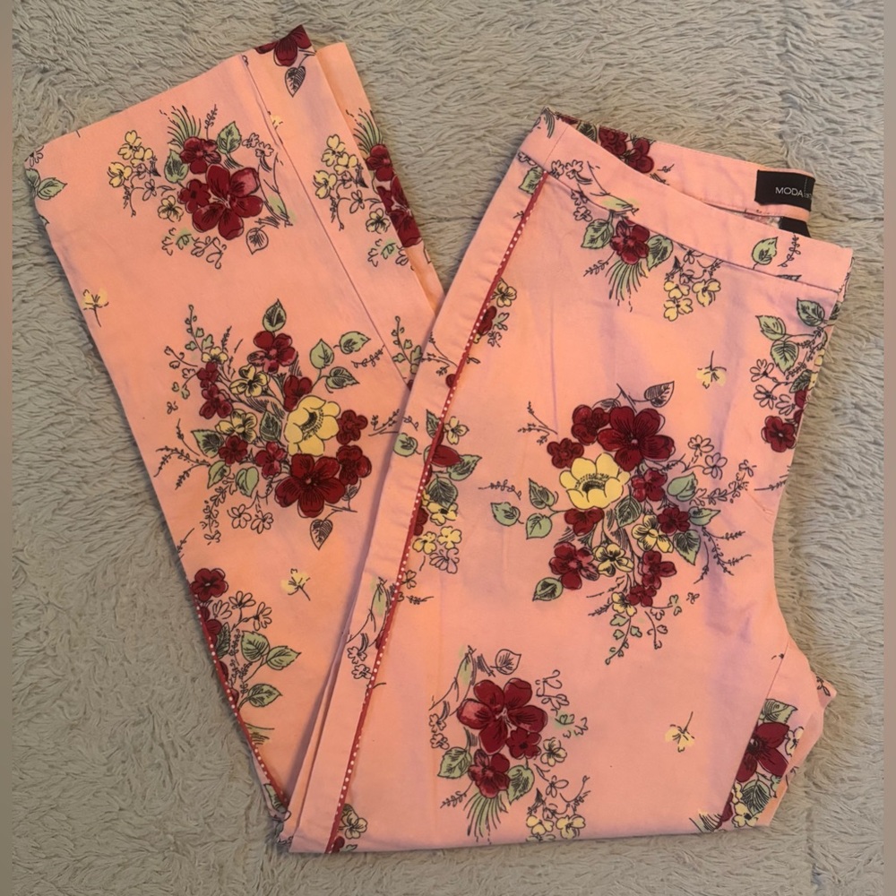 Moda International Y2K Blush Floral Capris - Side Slits Darting & Polka Dot Trim